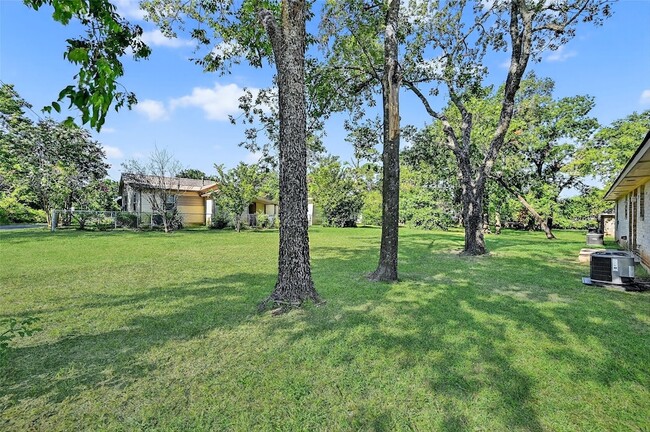 Building Photo - 712 Seven Oaks Rd