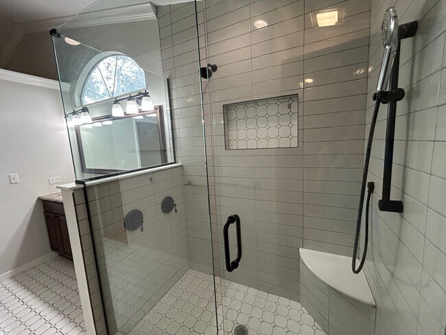 Building Photo - Spacious and Perfectly located 4/2 home in...