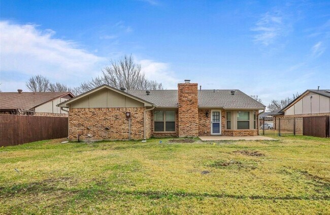 Building Photo - 324 Sioux St