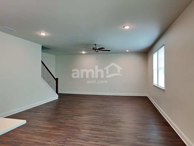 Building Photo - 301 Pecan Dr