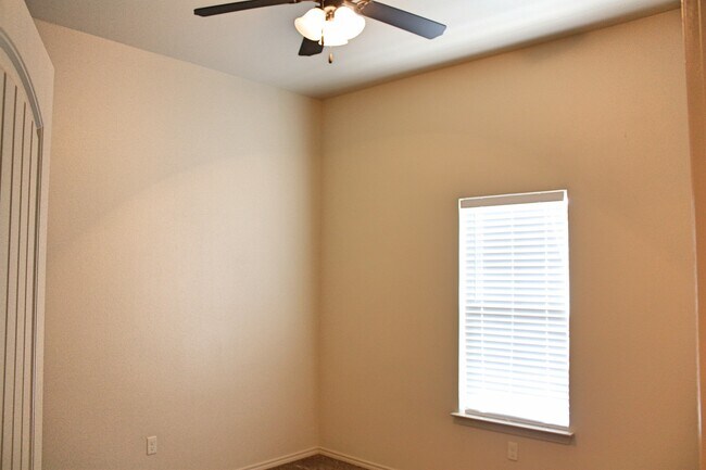 Building Photo - Charming Quad Located On Cul-De-Sac East o...