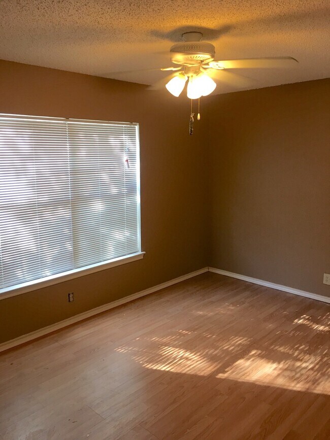 Building Photo - GREAT LOCATION CLOSE TO UTSA