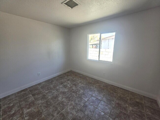 Building Photo - "Cozy 2-Bedroom Haven in North Las Vegas – 810 Sq Ft of Comfort on Harvard St!"