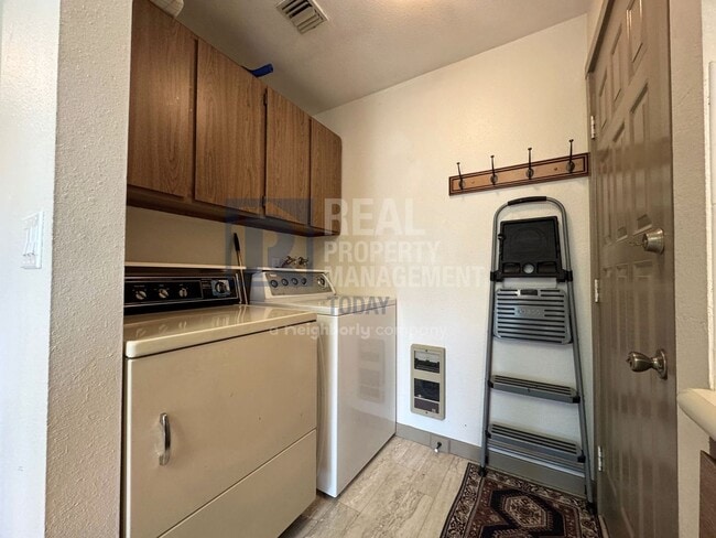 Building Photo - Charming 2 Bedroom Home with Large Yard & Garage!