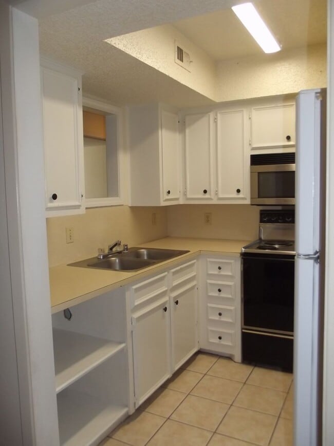 Building Photo - 1 Bedroom, 1 Bath with Carport - Raintree Manor Condo