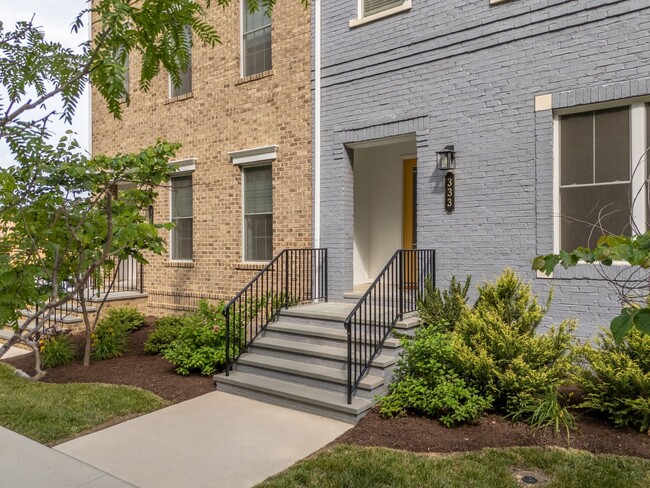 Building Photo - 4 bedroom 4.5 bath townhouse @ Midtown!