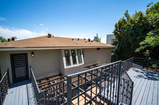 Building Photo - COMING SOON 4-bedroom, 4 bath unit in the desirable Los Feliz