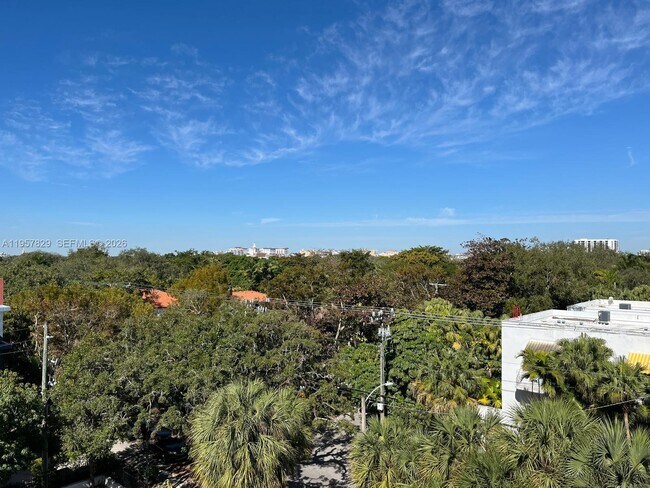 Building Photo - 2715 Tigertail Ave