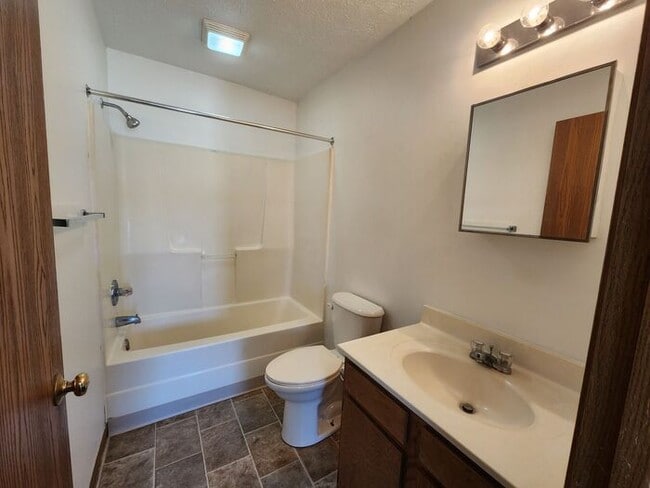 Building Photo - 1 Bedroom Apt - Pets Welcome!*
