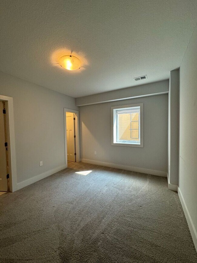 Building Photo - 4 Bedroom, 3 1/2 bathroom in Olathe!