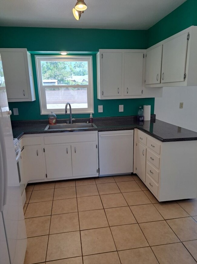 Building Photo - 3 BED 2 BATH SINGLE FAMILY HOME IN *CONVENIENTLY* LOCATED ALBUQUERQUE NEIGHBORHOOD!