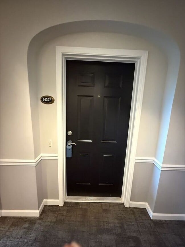 Building Photo - Well maintained 2 br 2 ba condo in the gat...
