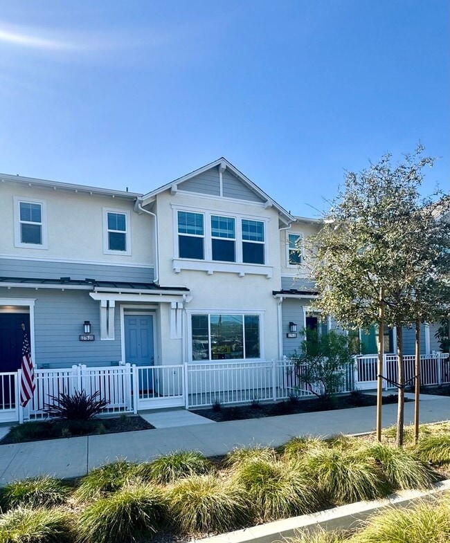 Building Photo - Gorgeous Newly Constructed Townhome