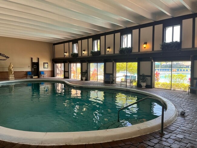 Building Photo - 3720 Inverrary Dr