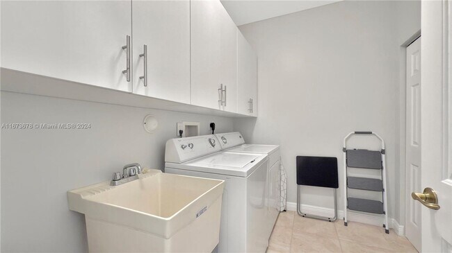 Building Photo - 3387 Lakeside Dr