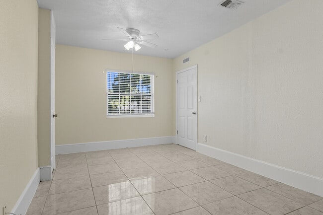 Building Photo - 1324 W Nassau St