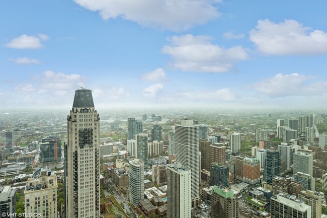 Building Photo - 132 E Delaware Pl