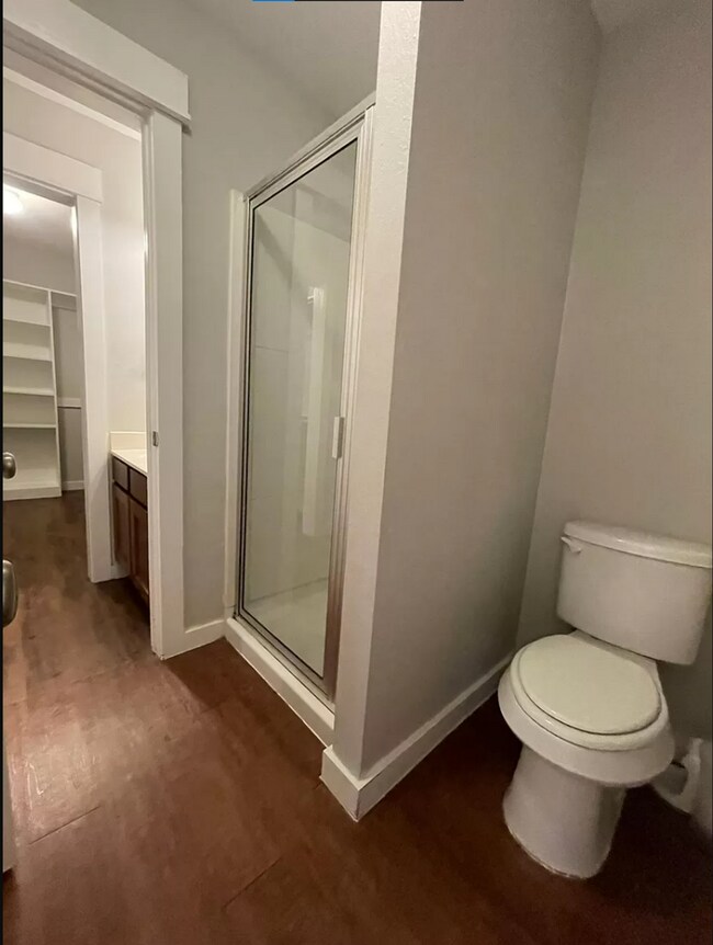 Building Photo - Spacious 4X2 North Loop Duplex