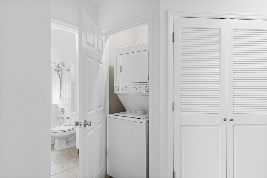 Building Photo - 4414 W Pine Blvd