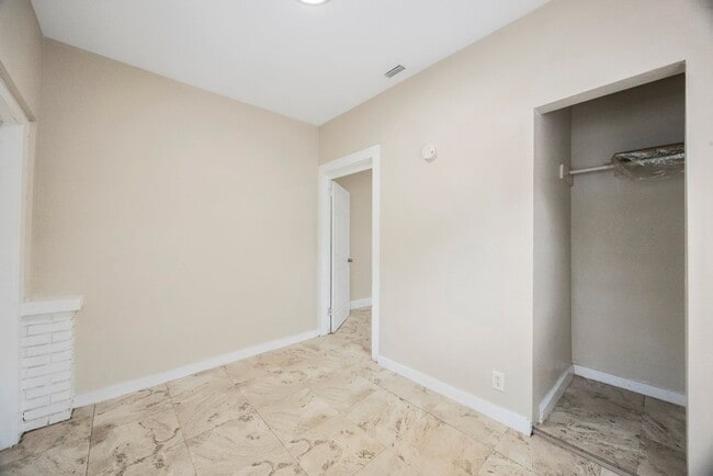 Building Photo - Large 3bdrm/1bath/+ bonus room ***Section ...