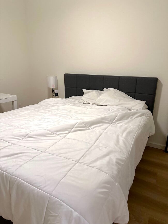 Building Photo - Layton Lake Home Room for Rent