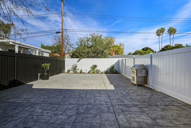 Building Photo - Luxury Newly Built 2 Bed, 2 Bath Home with Private Yard, Walk-In Closets & High-End Bespoke Kitchen