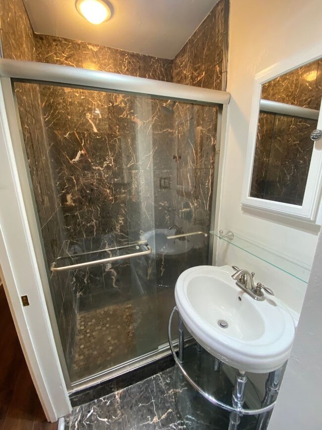 Building Photo - 2906 West Ave