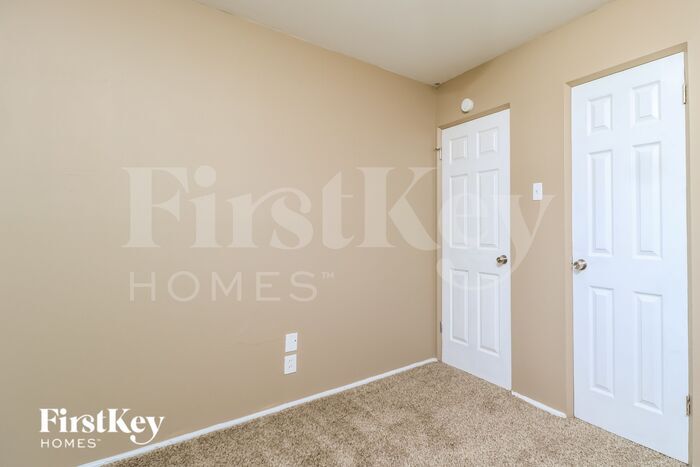 Building Photo - 740 Lilac Dr