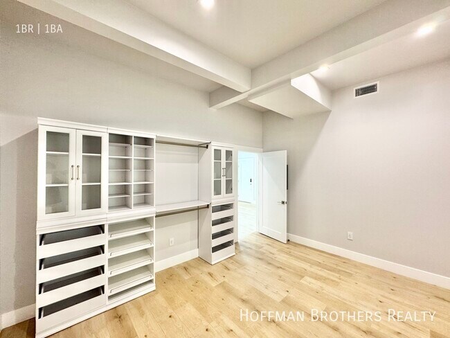 Building Photo - 606 Flores St