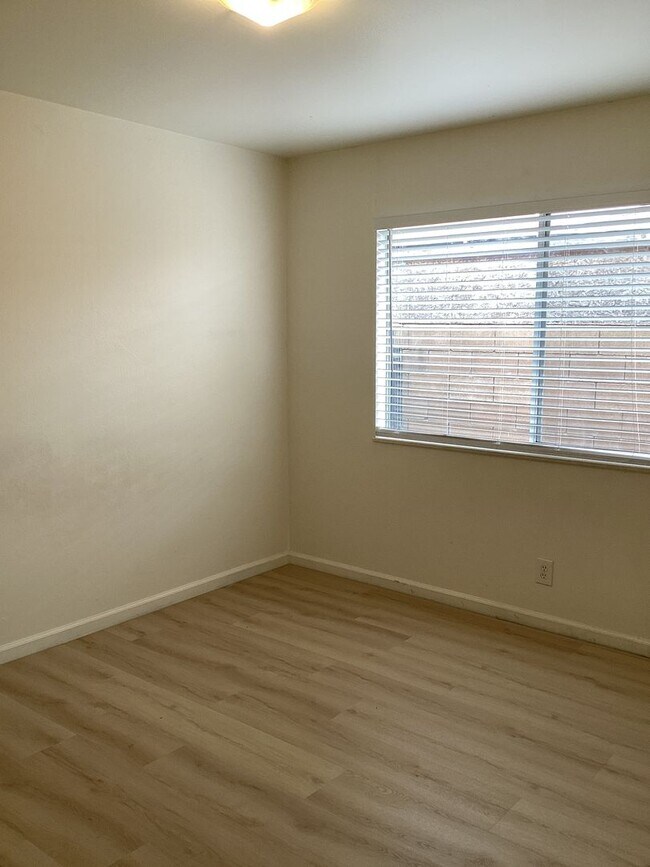 Building Photo - Single Story Updated Pet Friendly Home