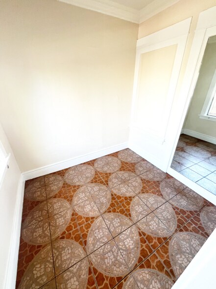 Building Photo - 744 Pine Ave