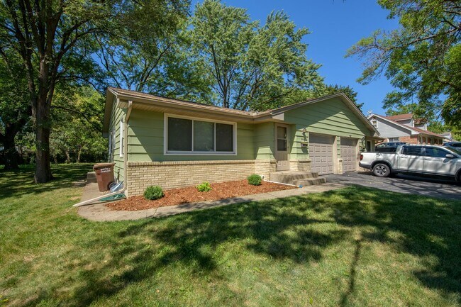 Primary Photo - Beautiful 2Bed 1Bath Bloomington Twin Home...