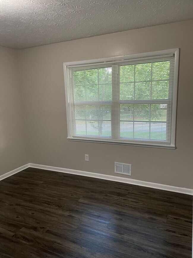 Building Photo - 8927 Cornell Dr
