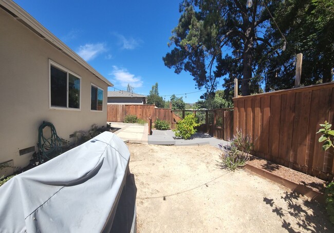 Building Photo - Beautiful, updated home close to Poly and ...