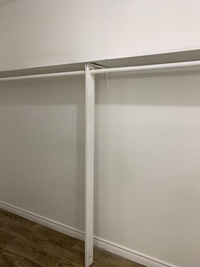 Building Photo - 5625 Antoine Dr