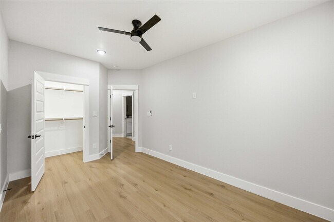 Building Photo - 8013 Moon Beam St