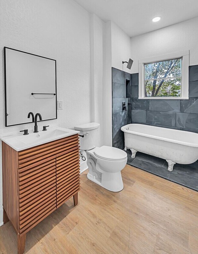 Building Photo - Spacious 4BD 2BA Home in Waco