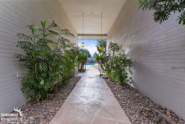 Building Photo - Modern 2Bdm 2Ba Condo in Phoenix Midtown with Pool Views