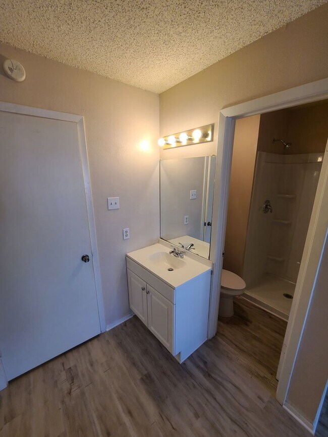 Building Photo - Great Townhome - North Central Location
