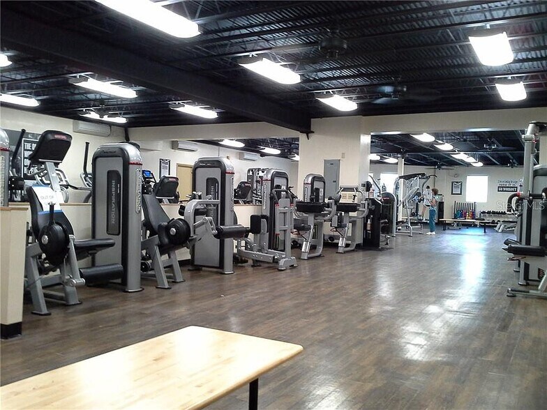 On-site gym - 2451 Canadian Way