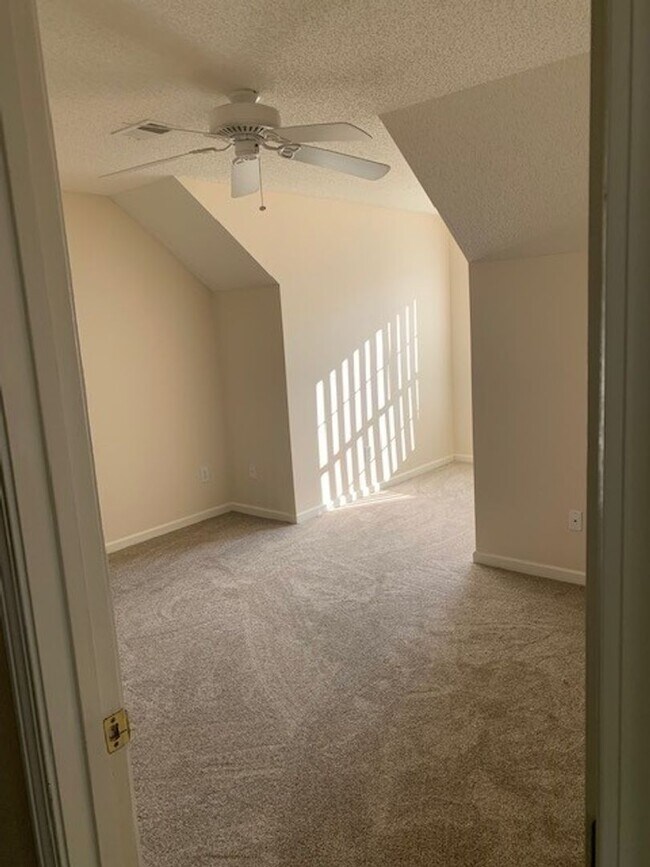 Building Photo - 2 Bedroom / Loft at Wynbrooke