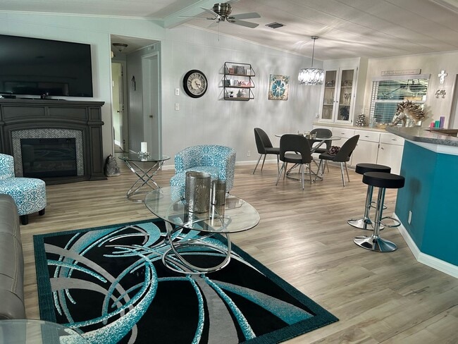 Building Photo - Stunning Move-in Ready 2 Bedrooms 2  bathr...