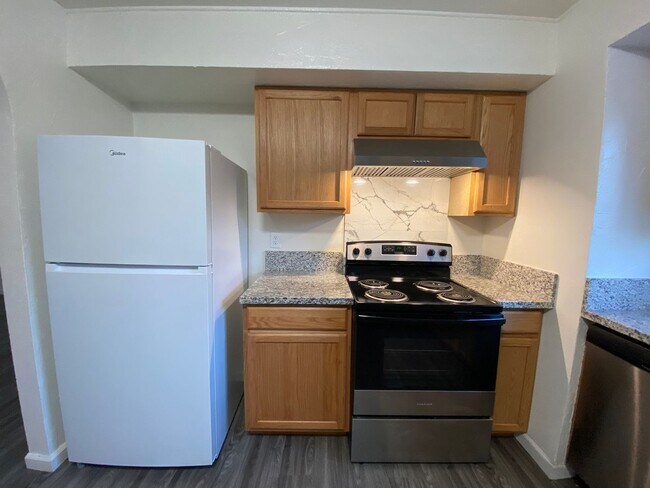 Building Photo - Lovely 3 Bedroom, 2 Bath House - Washer/Dryer, Dishwasher, Long Driveway, Fenced Backyard