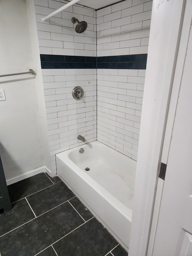 Building Photo - 3 Annie St