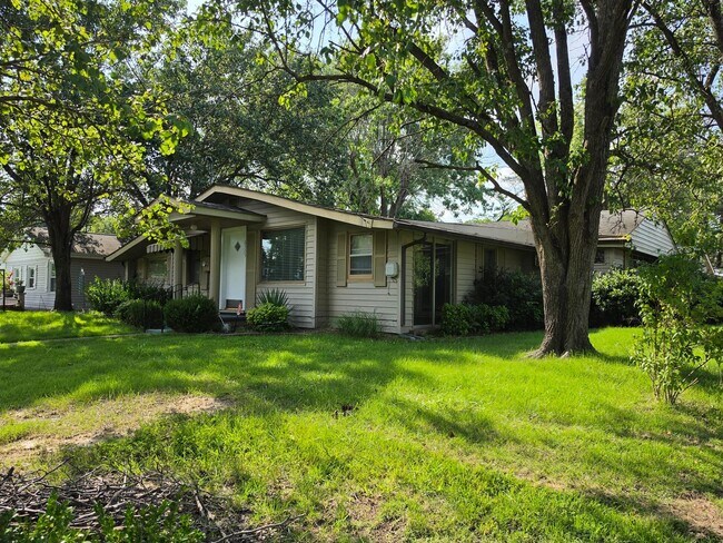 Building Photo - 3 bedroom 1.5 bath with 2-car garage