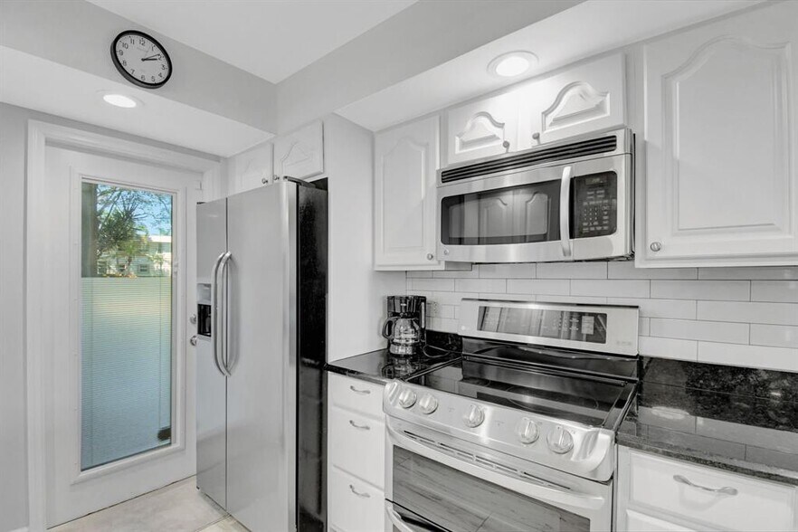 Building Photo - 3000 NE 48th Ct
