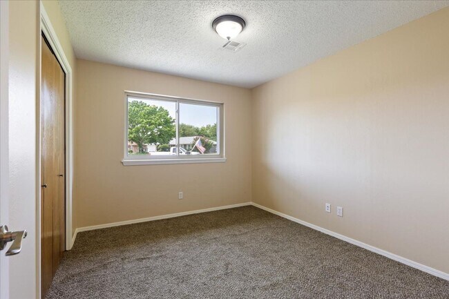 Building Photo - 2102 Canary Ave