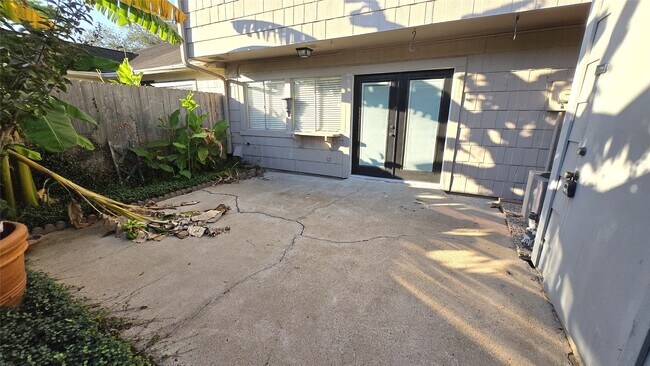 Building Photo - 6430 Bankside Dr