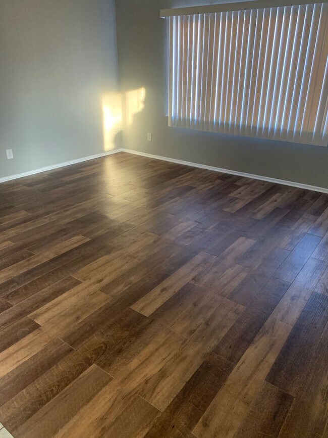 Building Photo - Spacious 3 Bedroom 2 Bathroom Townhome in Robbinsdale!