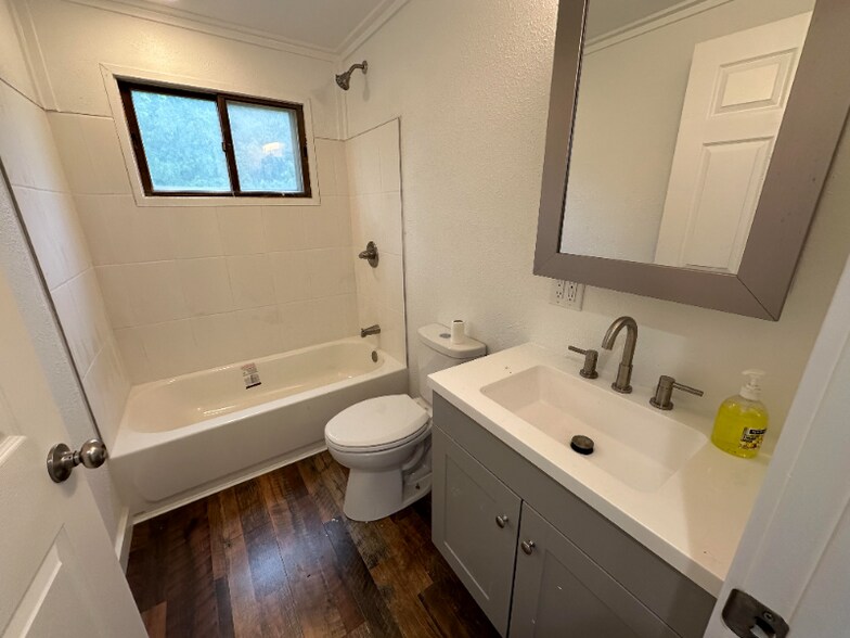 Building Photo - 124 Cherry Ave